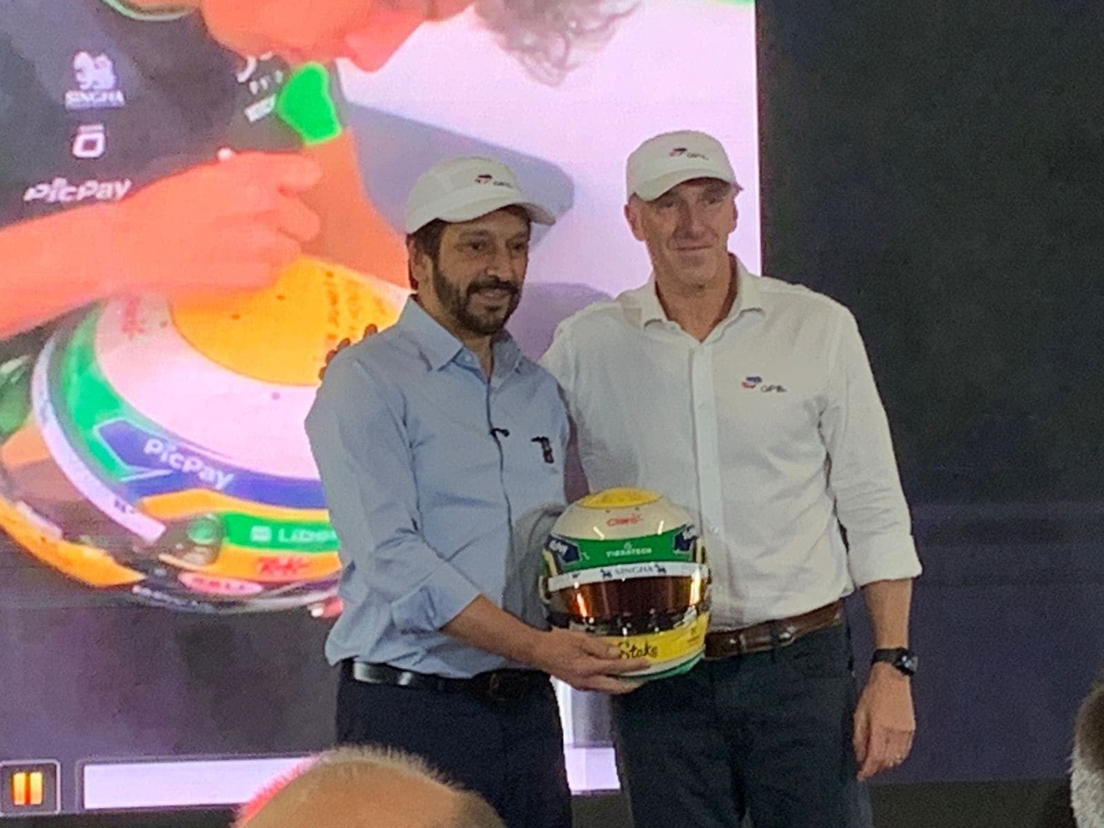 Alan Adler, CEO do GP de São Paulo, posa ao lado do prefeito Ricardo Nunes