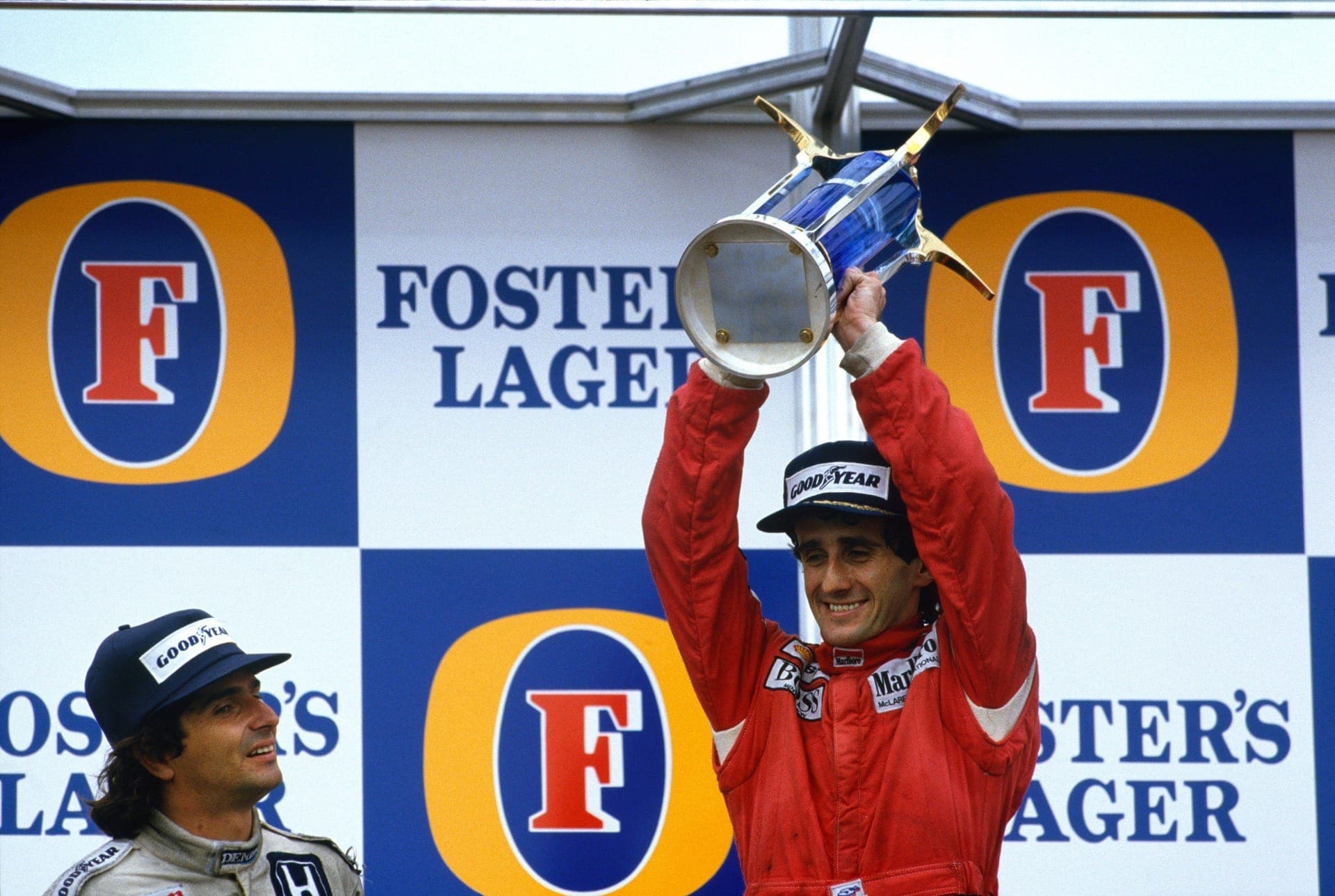 Alain Prost comemora a vitória no GP da Austrália de 1986 e a conquista do bicampeonato