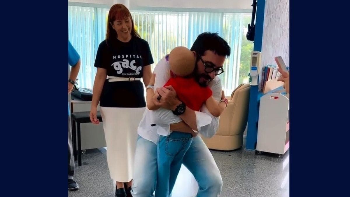Padre Fábio de Melo em visita ao Hospital GACC em São José