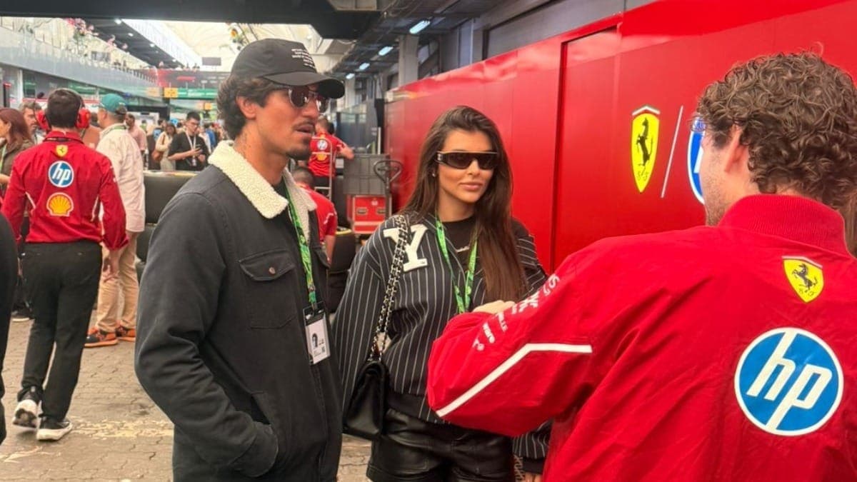 Gabriel Medina e sua namorada no espaço da Ferrari