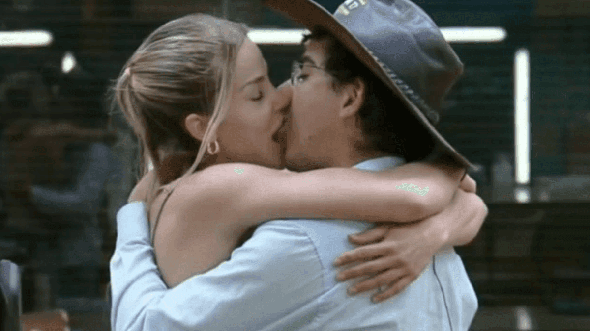 É o amor? Dudu Camargo e Saory dão beijão de língua em A Fazenda 17