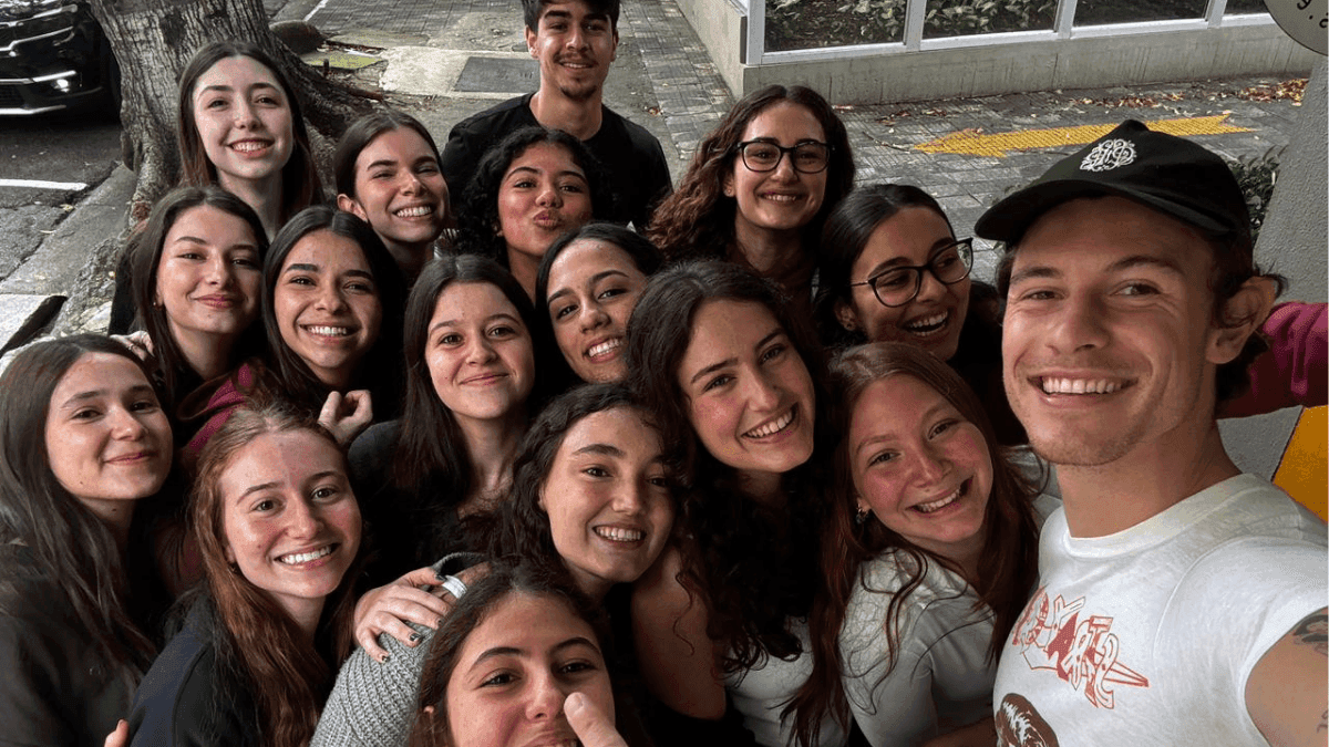 Shawn Mendes encontra estudantes em colégio de SP