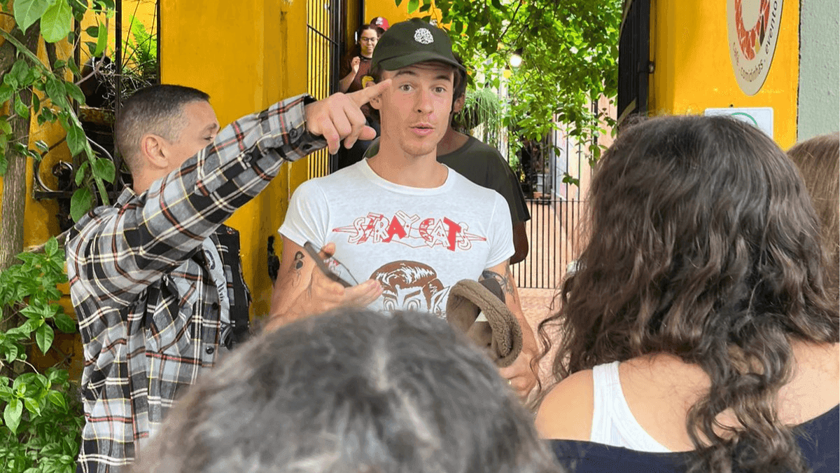 Shawn Mendes encontra estudantes em colégio de SP