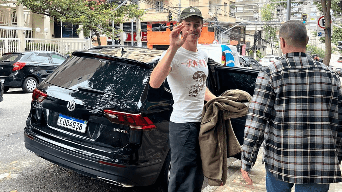 Shawn Mendes encontra estudantes em colégio de SP