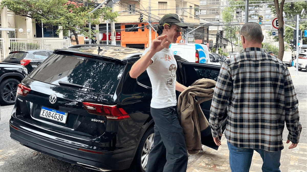 Shawn Mendes encontra estudantes em colégio de SP