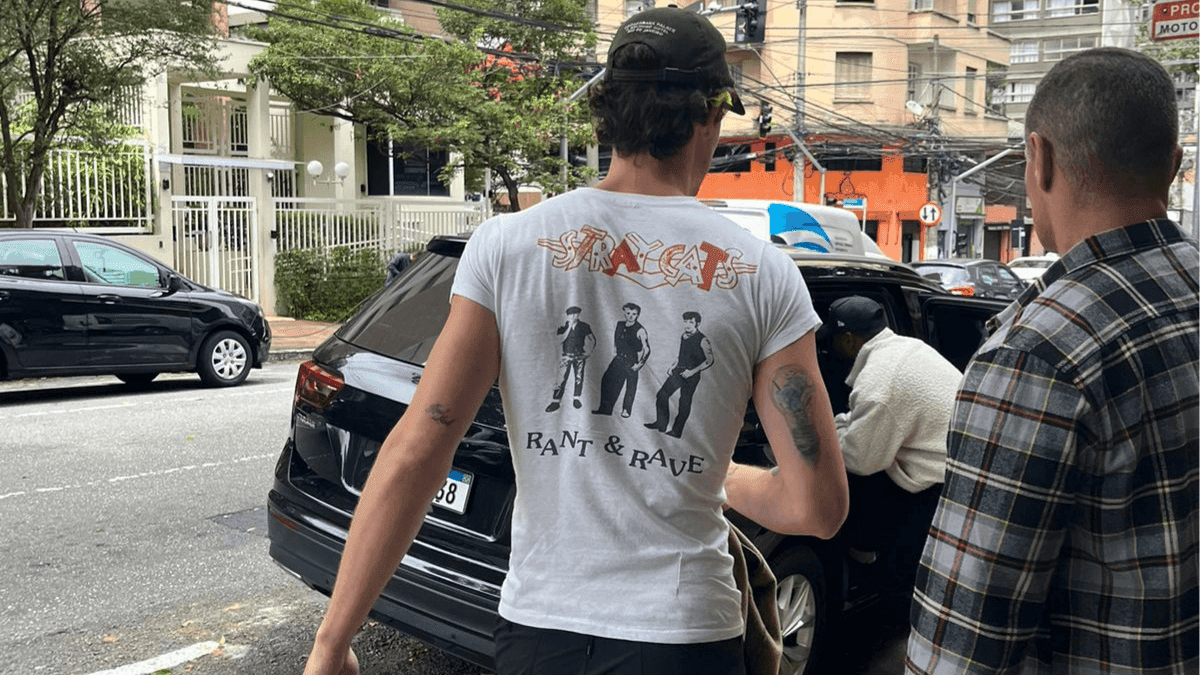 Shawn Mendes encontra estudantes em colégio de SP