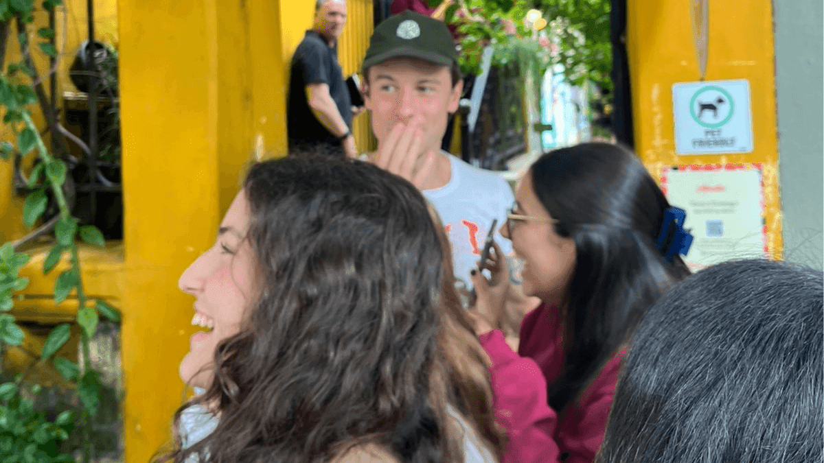 Shawn Mendes encontra estudantes em colégio de SP