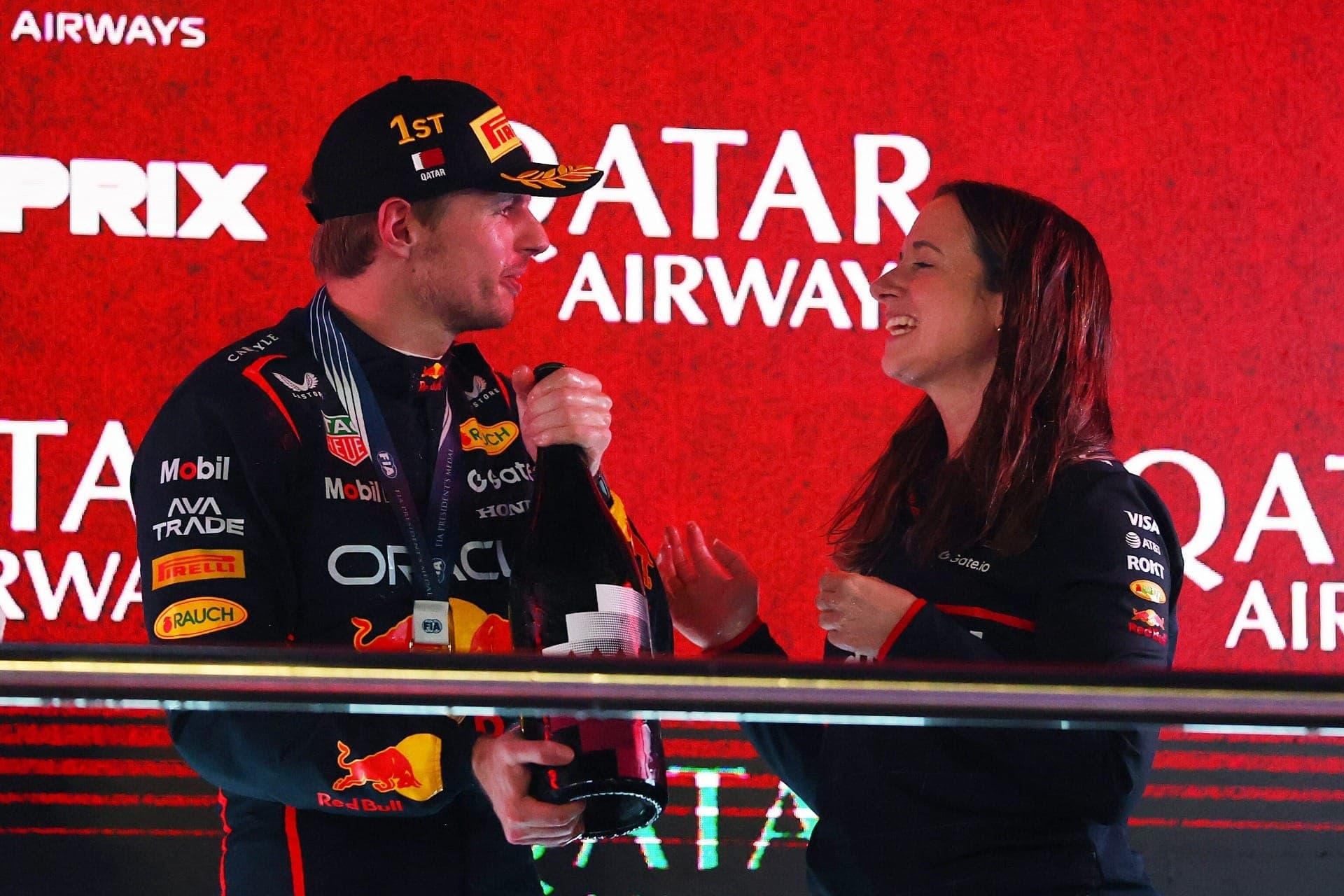 Hannah Schmitz e Max Verstappen durante pódio no GP do Catar