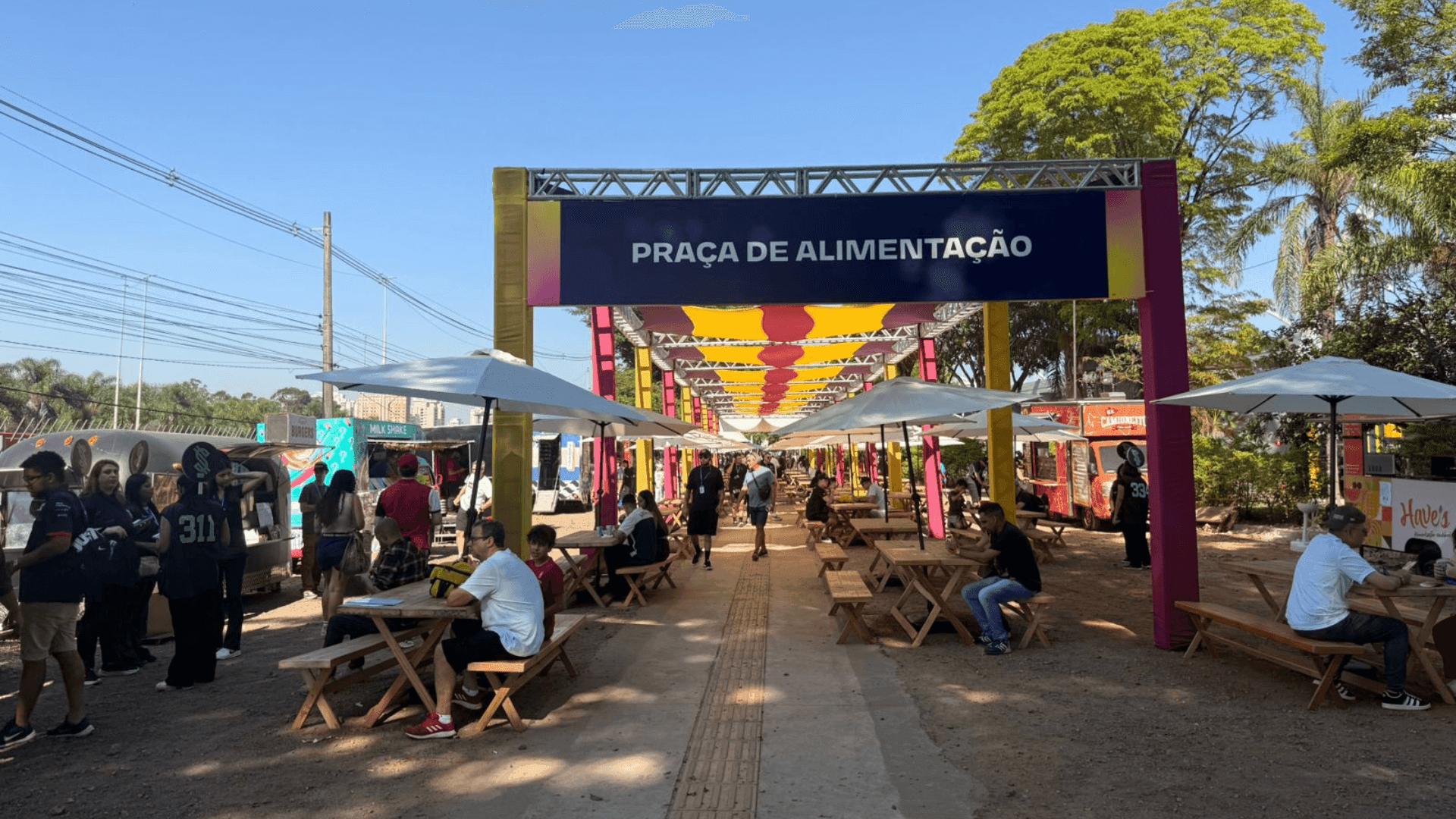 Praça de alimentação na fan zone do ePrix de São Paulo