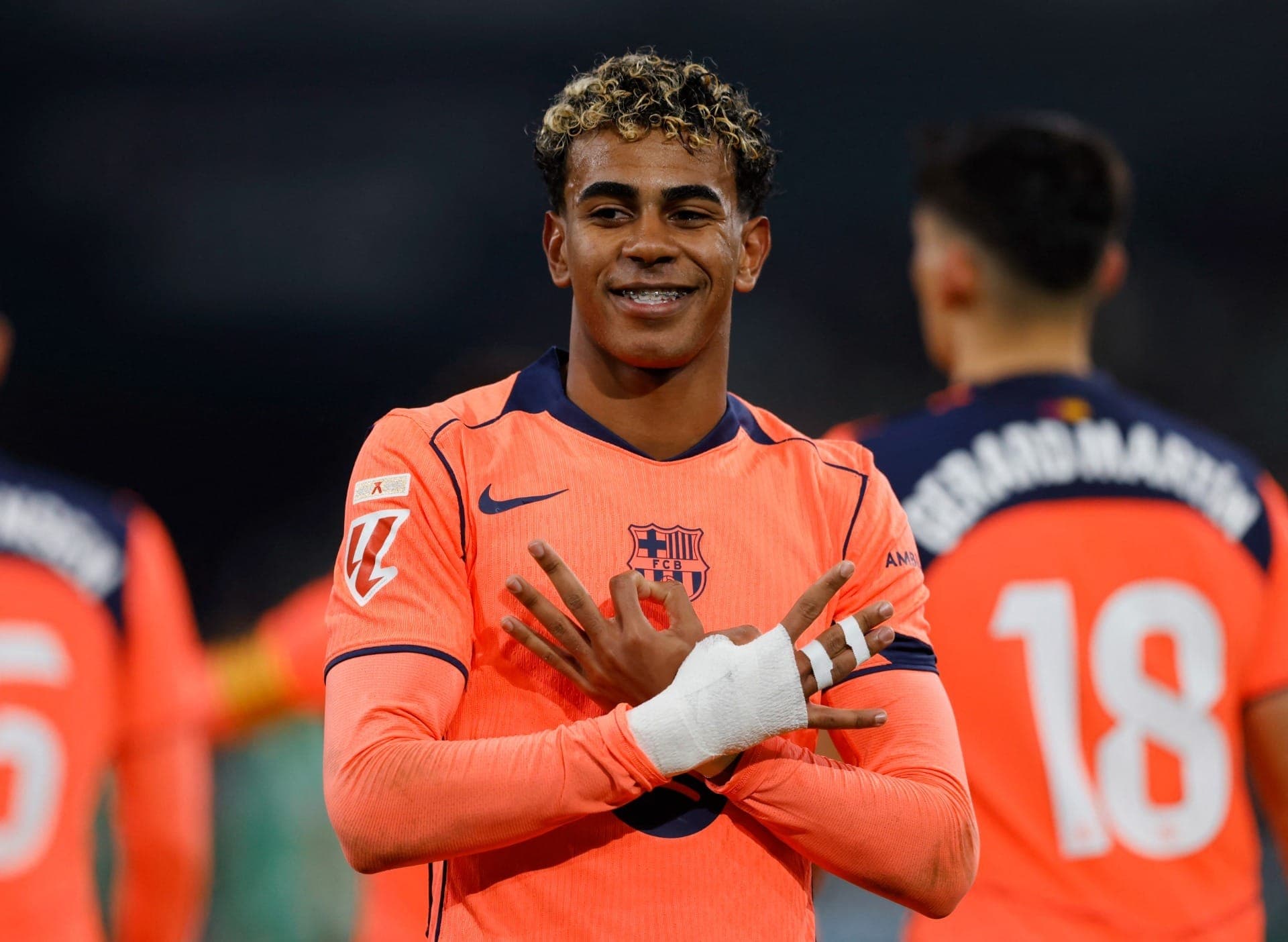 Yamal comemora gol do Barcelona contra o Betis