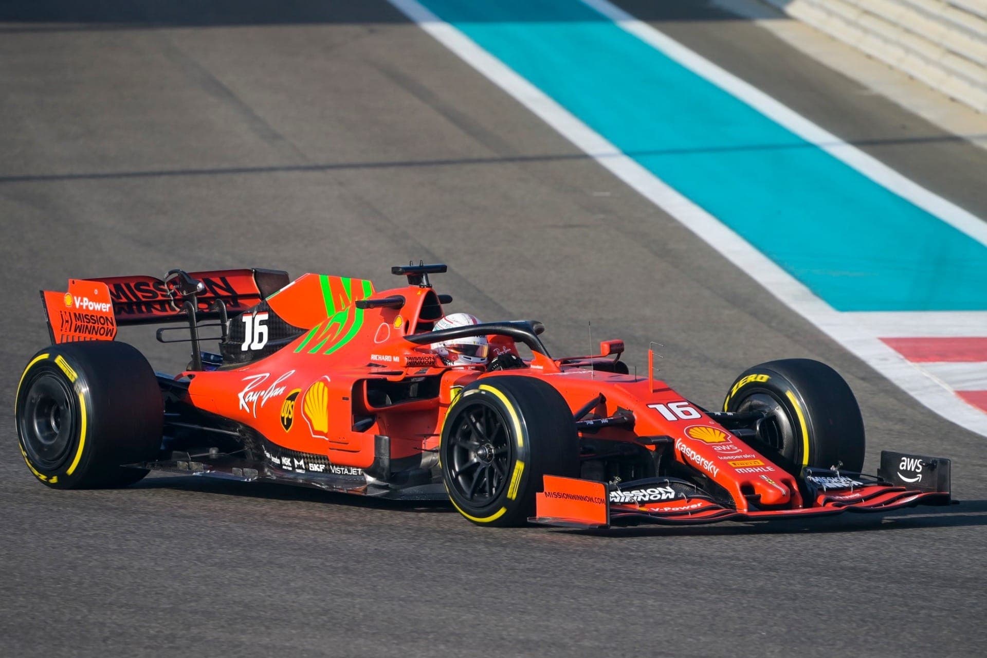 Charles Leclerc teste os pneus da temporada de 2022 da Fórmula 1