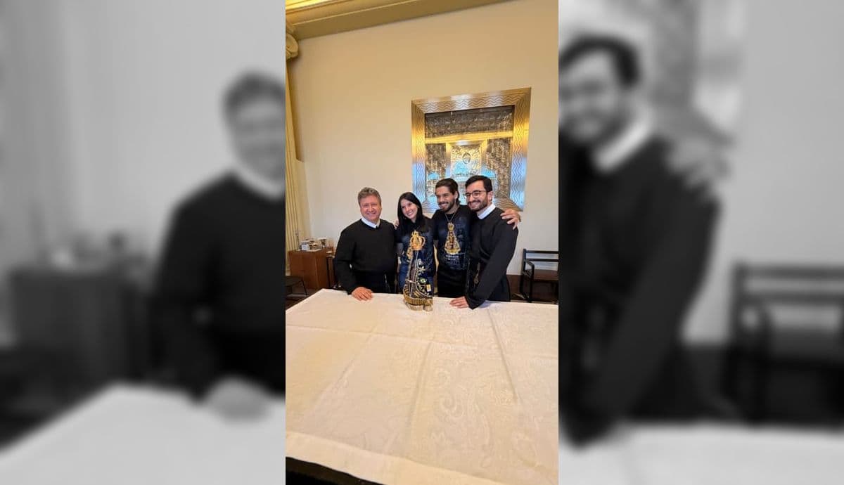 Ana Castela entrega chapéu na Sala das Promessas, em Aparecida