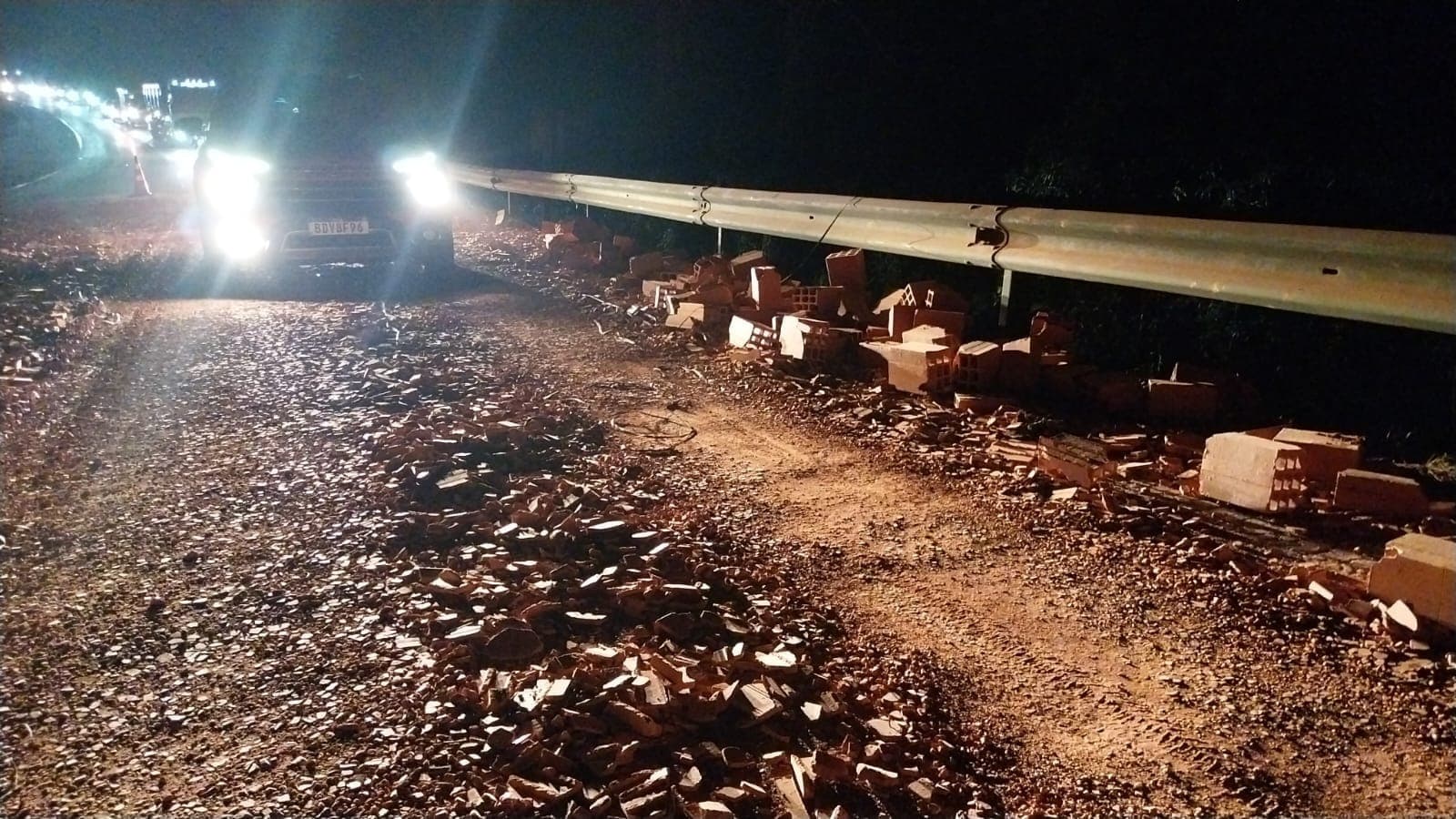 Carga de tijolos derramada na BR-376, no km 657 sentido Santa Catarina, causou bloqueios e fila de cerca de 25 km.