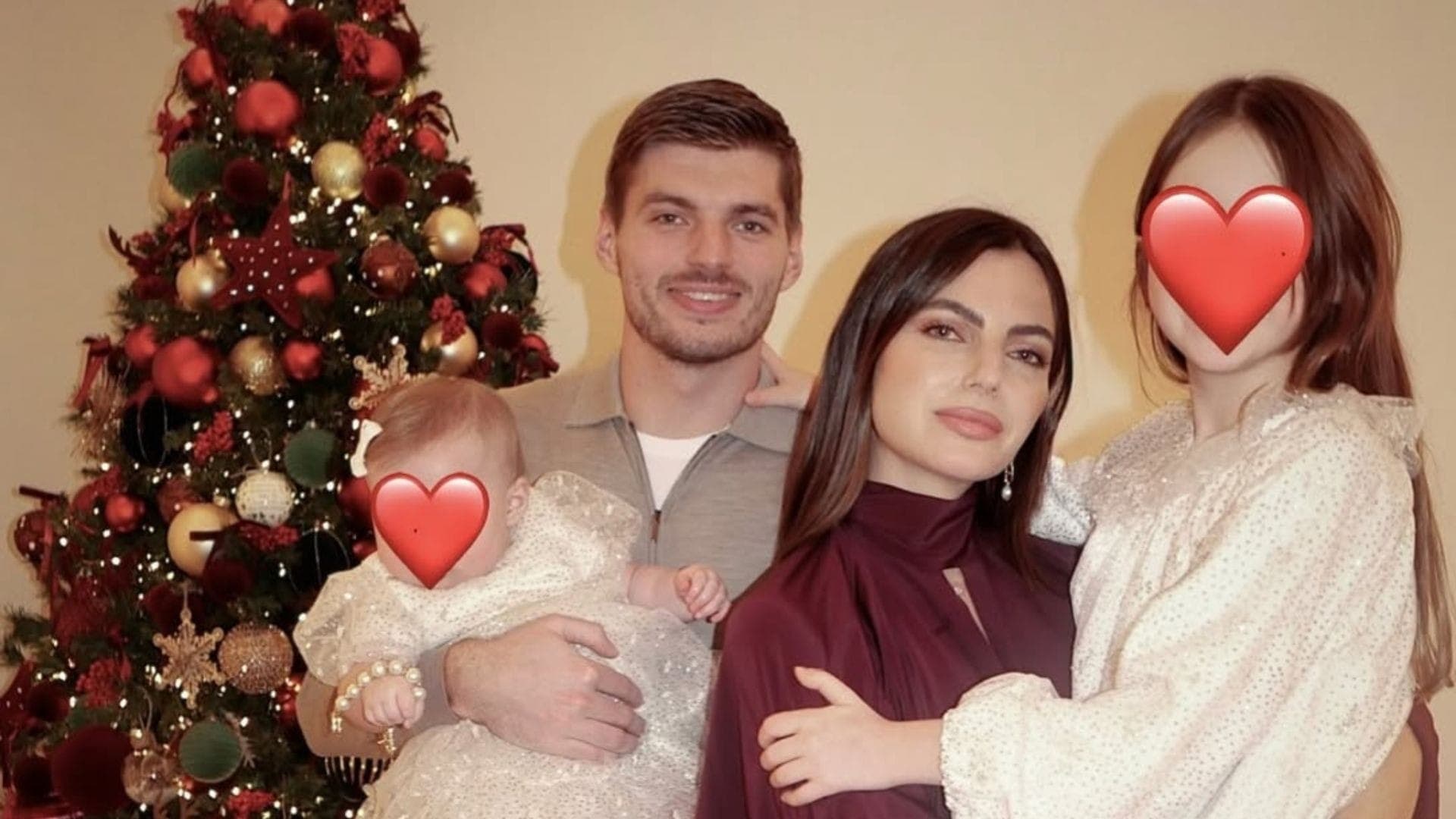 Kelly Piquet posou com Max Verstappen e as filhas