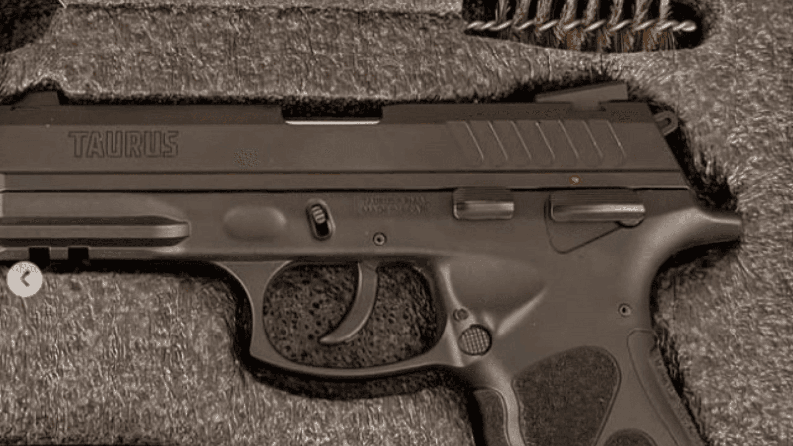 O suspeito publicou fotos de armas nas redes sociais