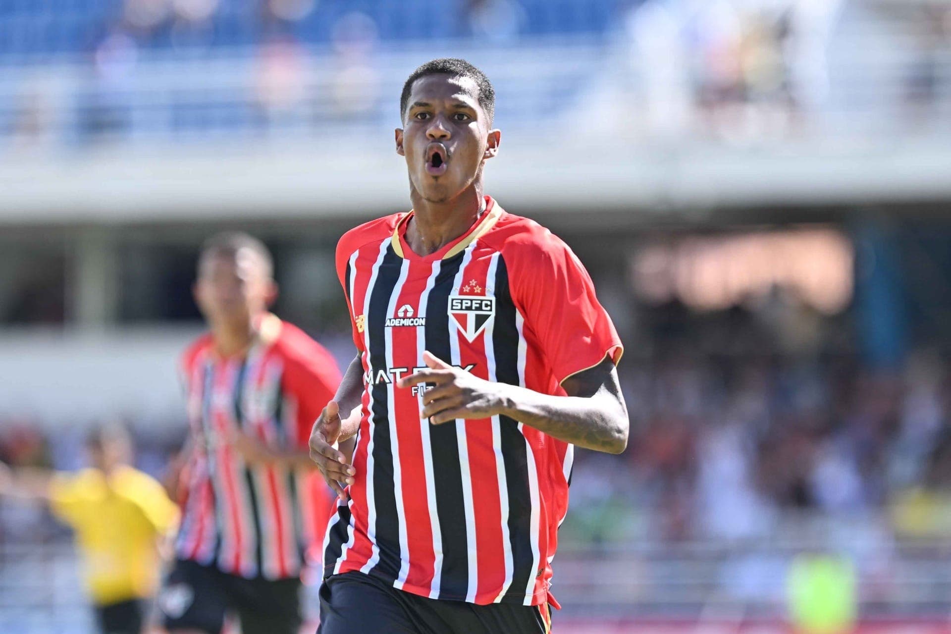 Paulinho comemora gol do São Paulo