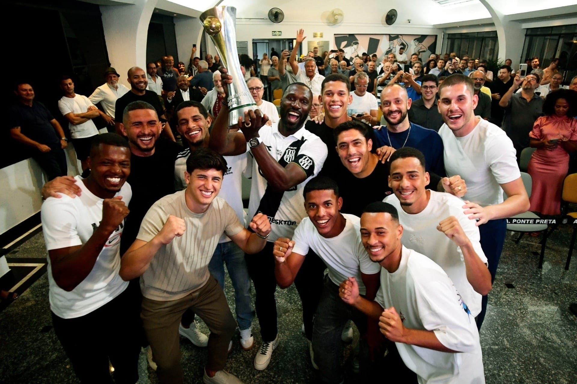 Ponte Preta entrega medalhas pro elenco campeão da Série C