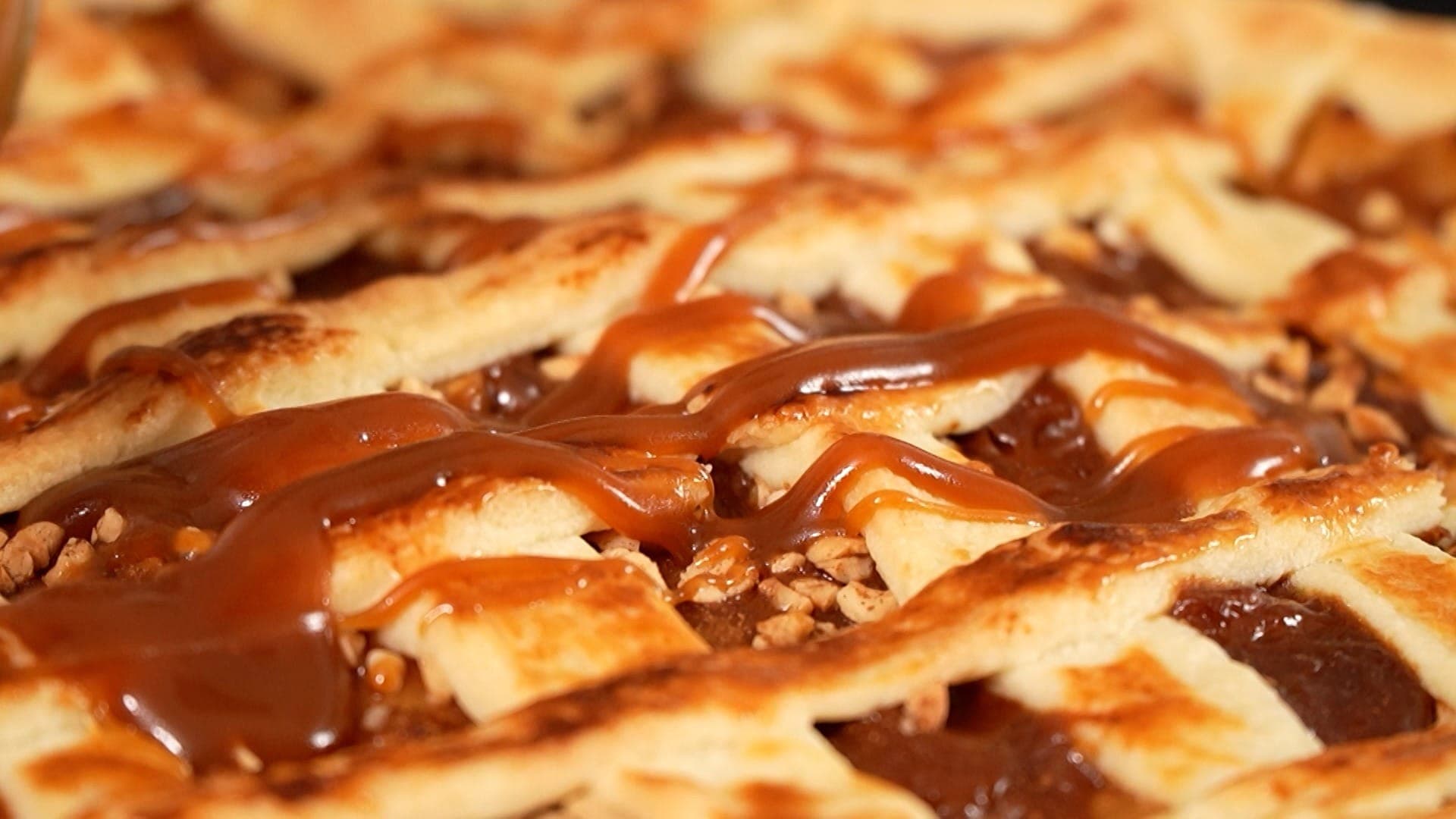 Chef Milena apresenta passo a passo da tradicional torta de maçã com calda de caramelo