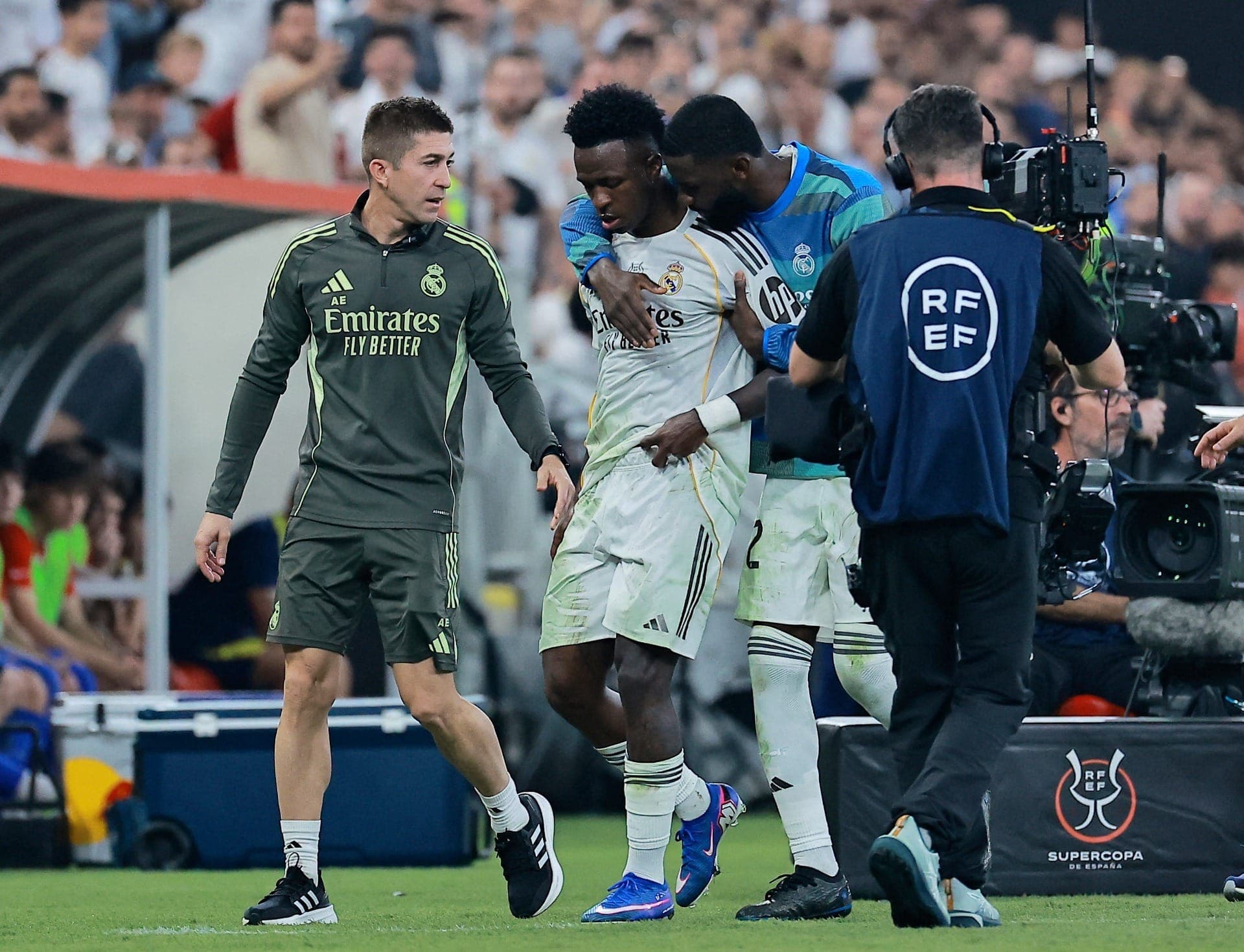 Vinicius Júnior recebe cartão amarelo após bate-boca com Simeone