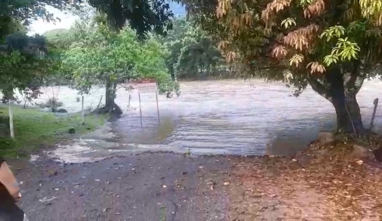 Policiais salvam família durante cabeça d’água em Guaratuba