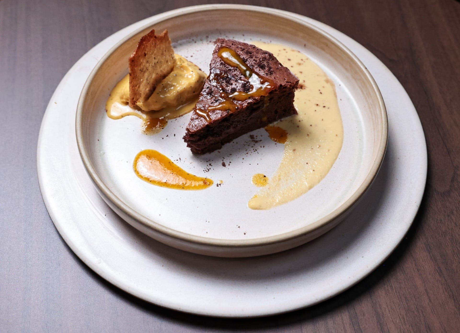 Torta fondant de chocolate, creme inglês com tomilho e couli de maracujá