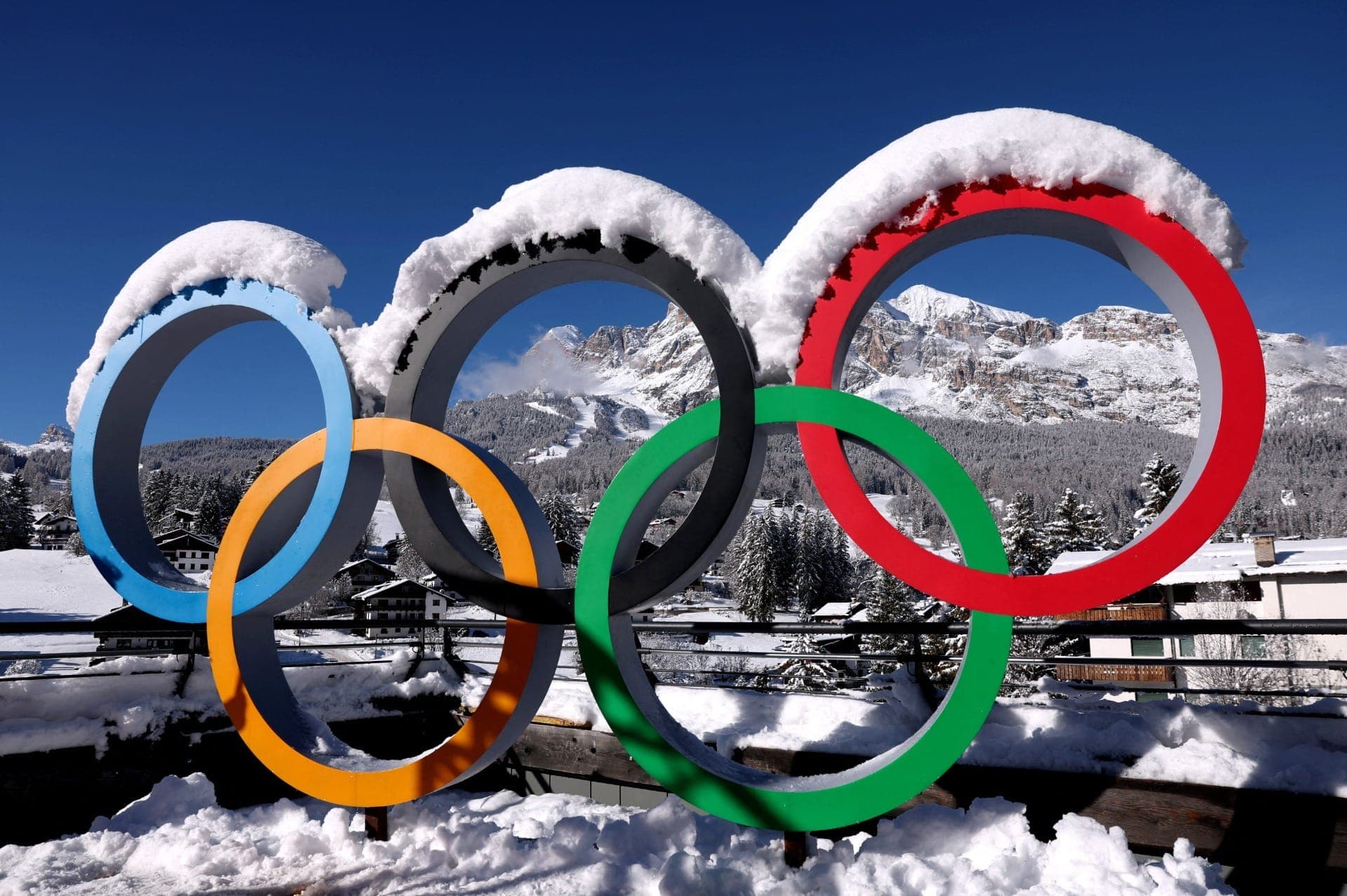 Anéis olímpicos cobertos de neve em Cortina d'Ampezzo, Itália