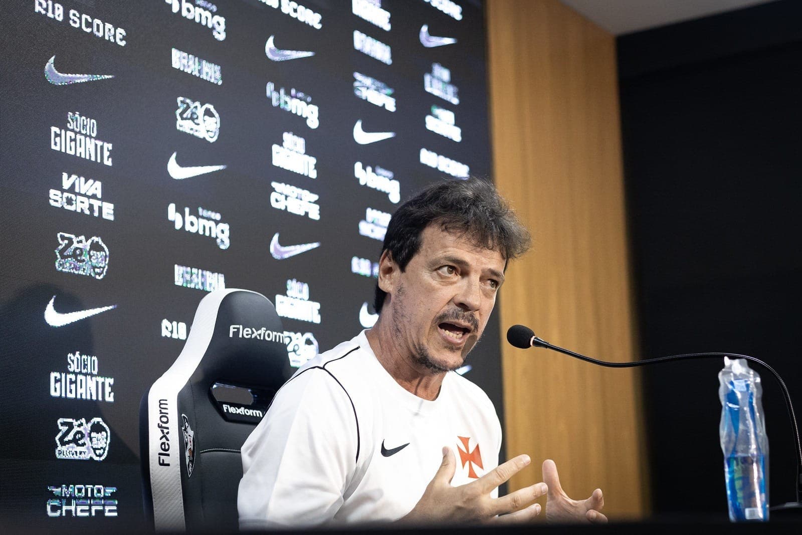 Fernando Diniz em coletiva de imprensa do Vasco da Gama