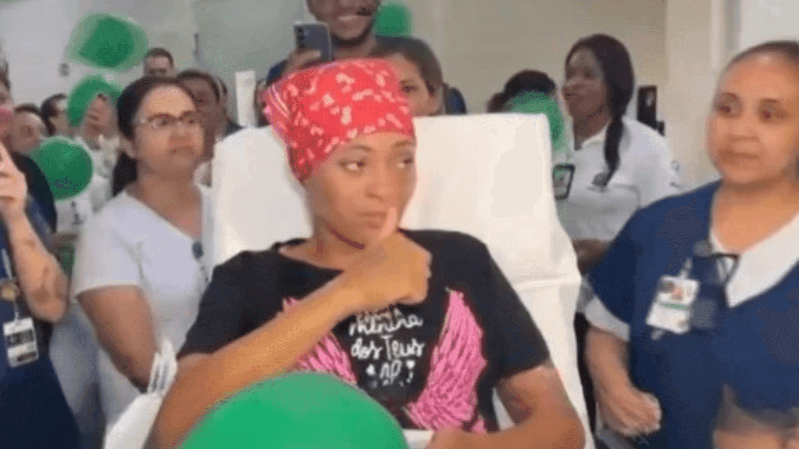 Fernanda Cristina Policarpo deixou o hospital sob aplausos
