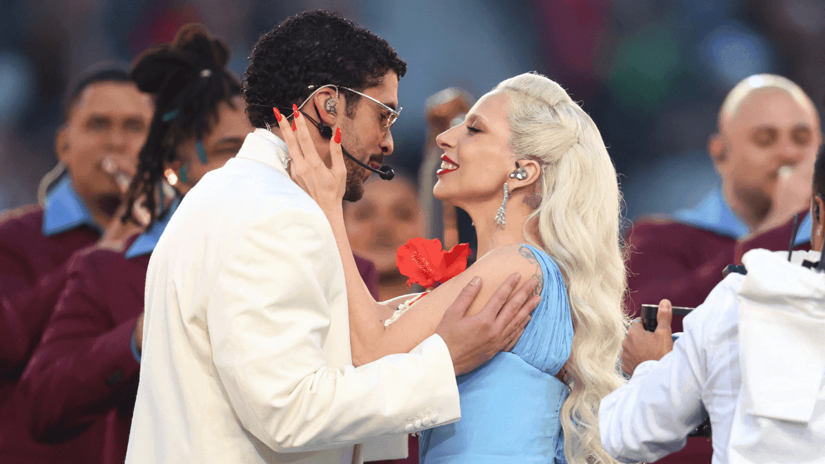 Lady Gaga dança com Bad Bunny no Super Bowl 2026
