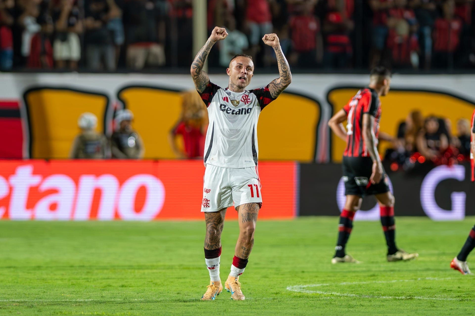 Éverton Cebolinha, do Flamengo, comemora seu gol durante a partida contra o Vitória