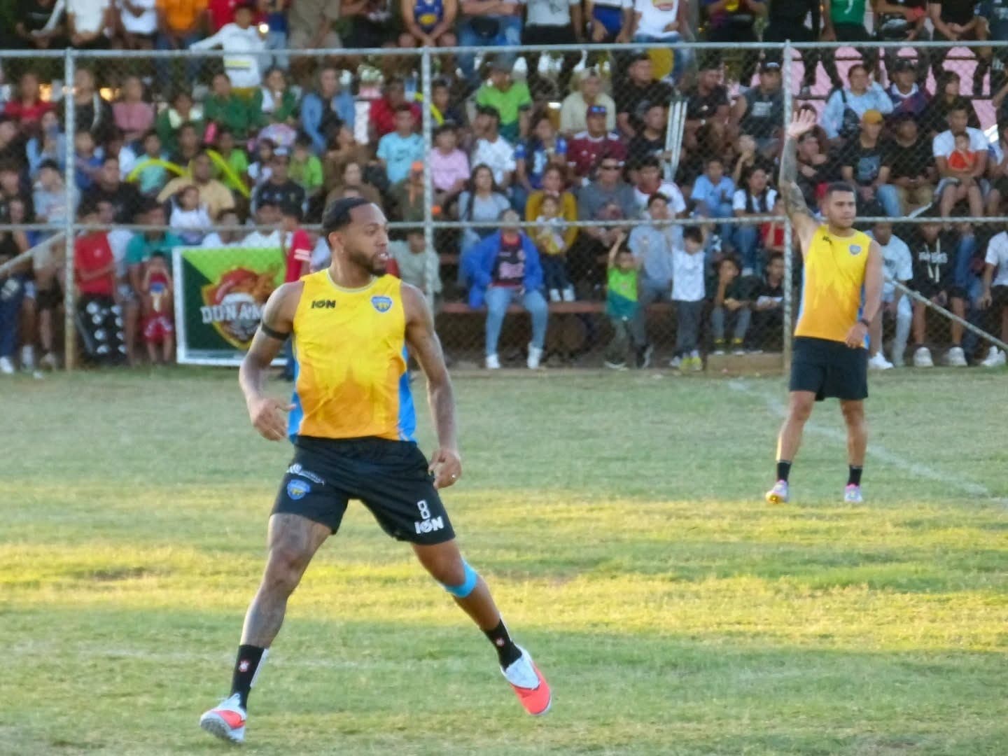 Martínez jogou futebol na Venezuela com proteção no joelho