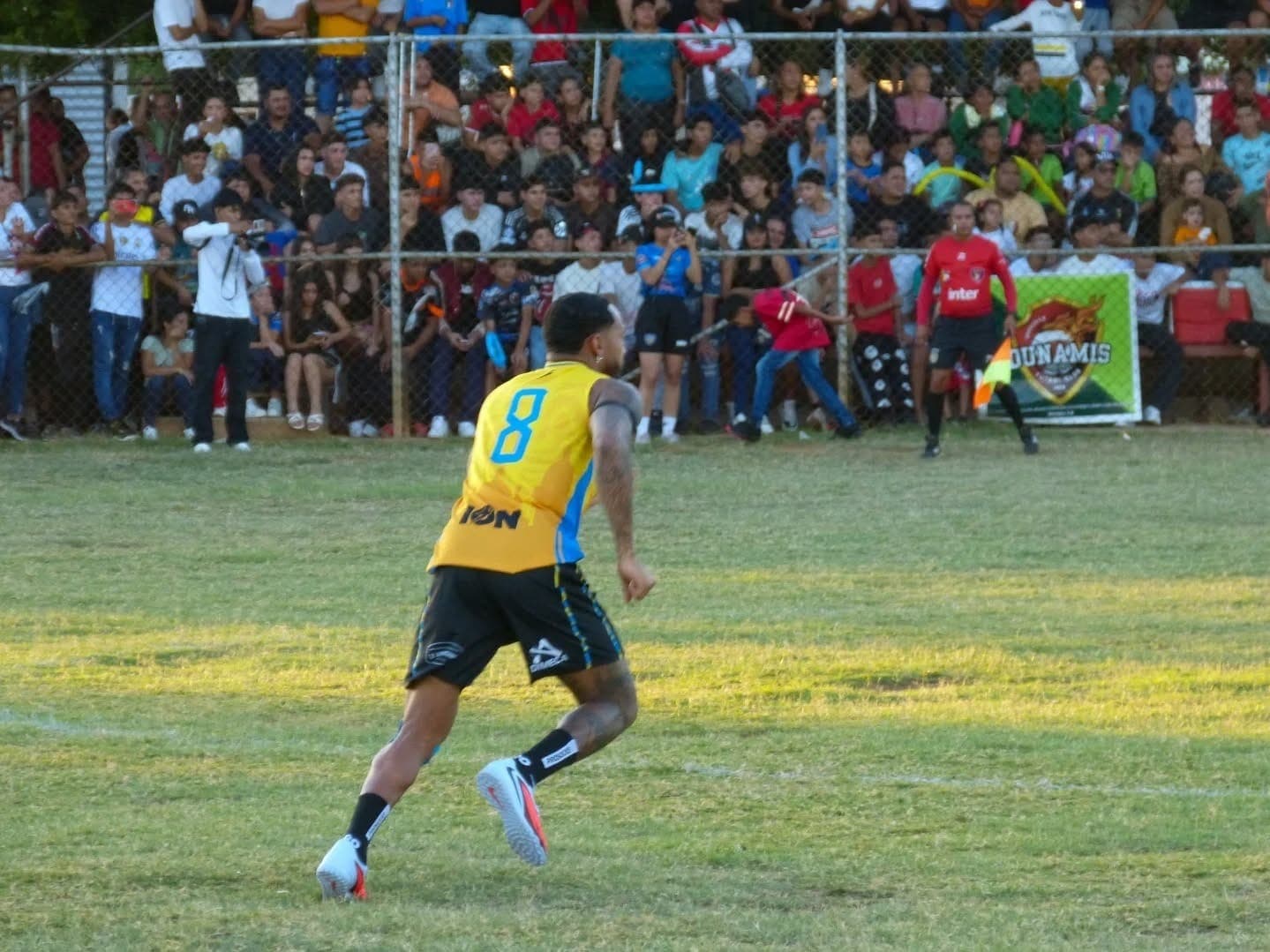 Martínez jogou futebol na Venezuela com proteção no joelho