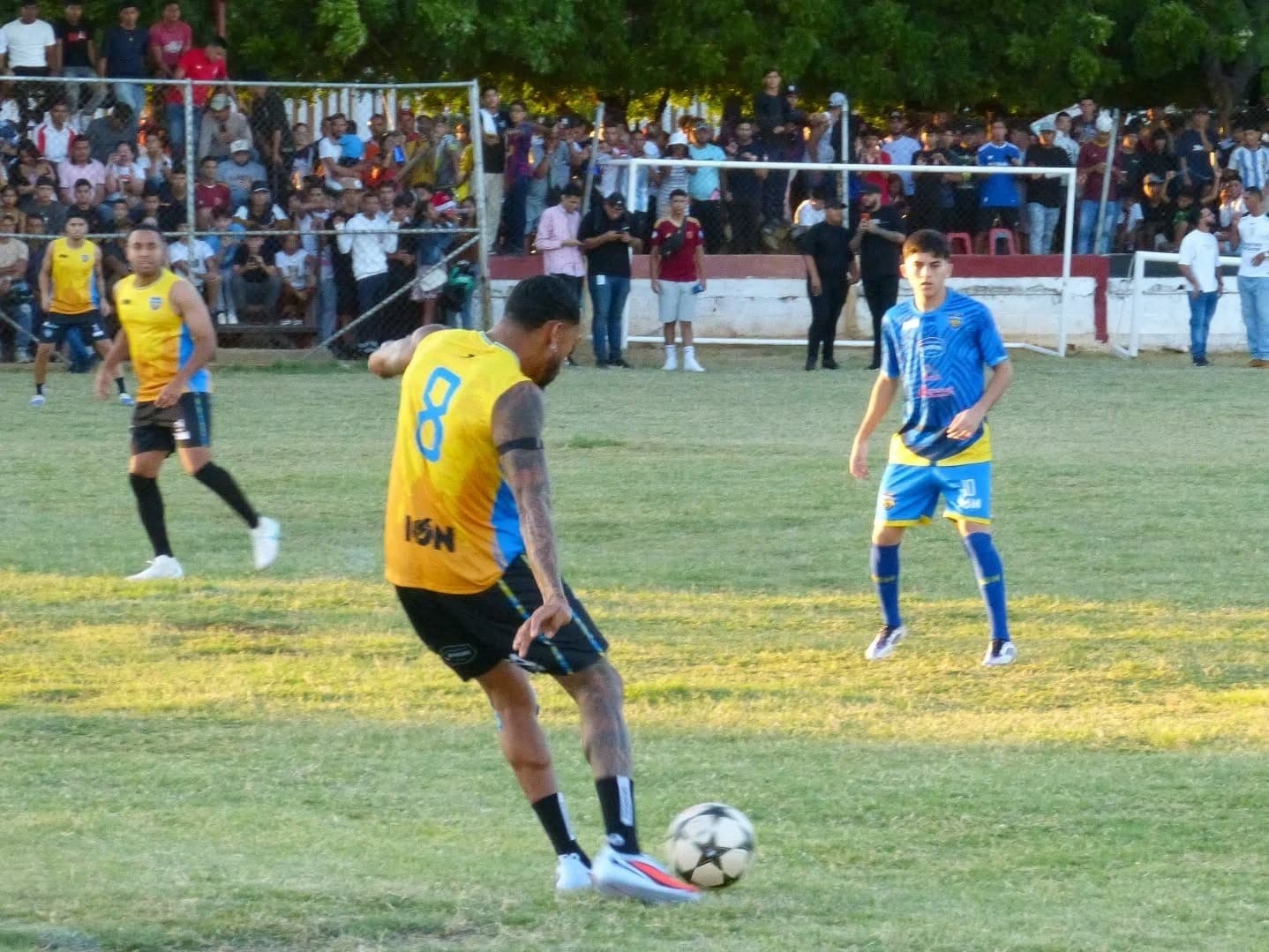 Martínez jogou futebol na Venezuela com proteção no joelho