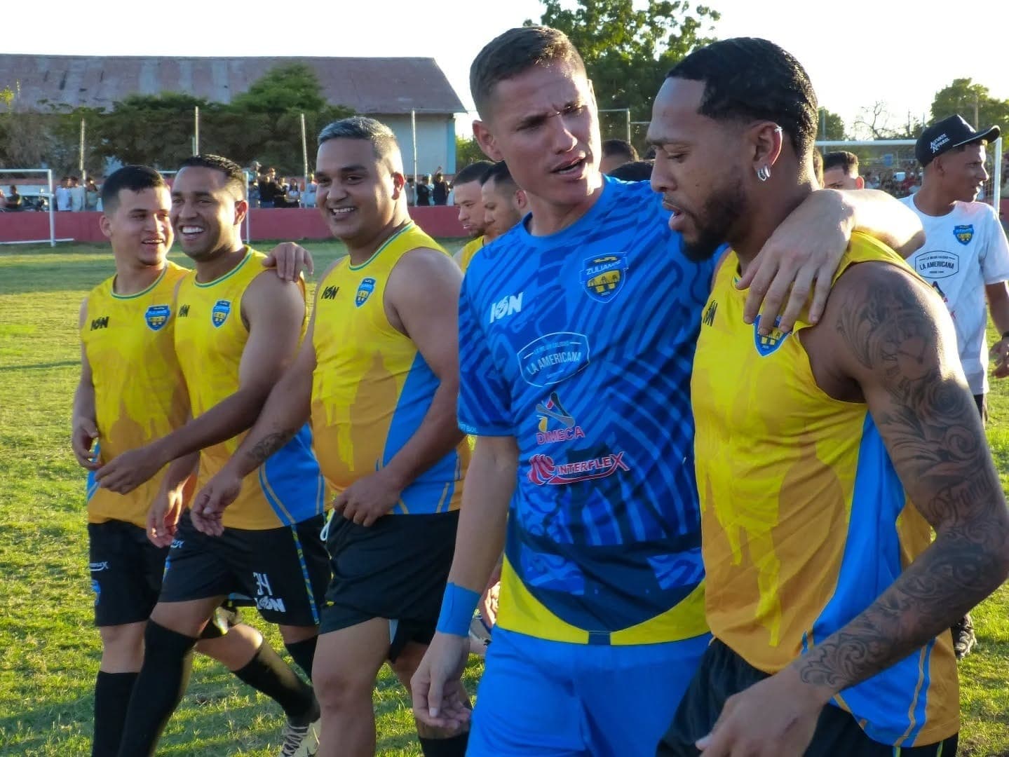 Martínez jogou futebol na Venezuela com proteção no joelho