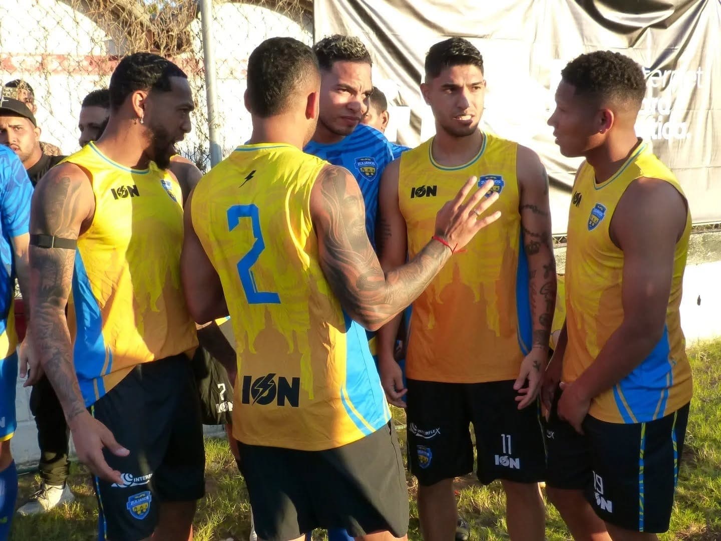 Martínez jogou futebol na Venezuela com proteção no joelho