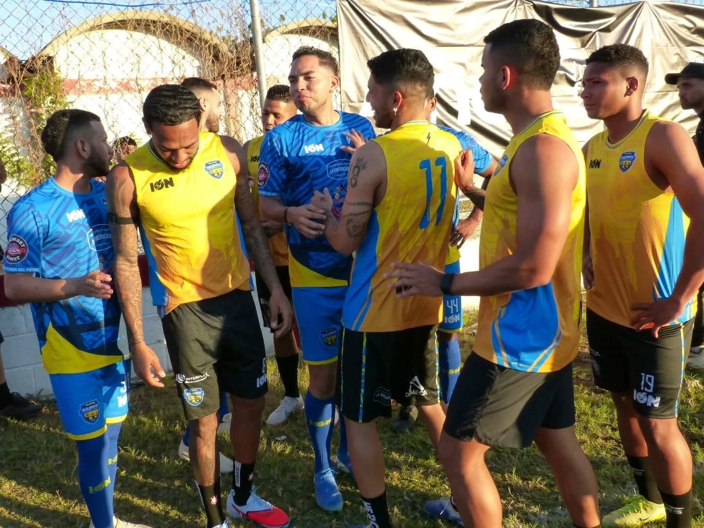 Martínez jogou futebol na Venezuela com proteção no joelho