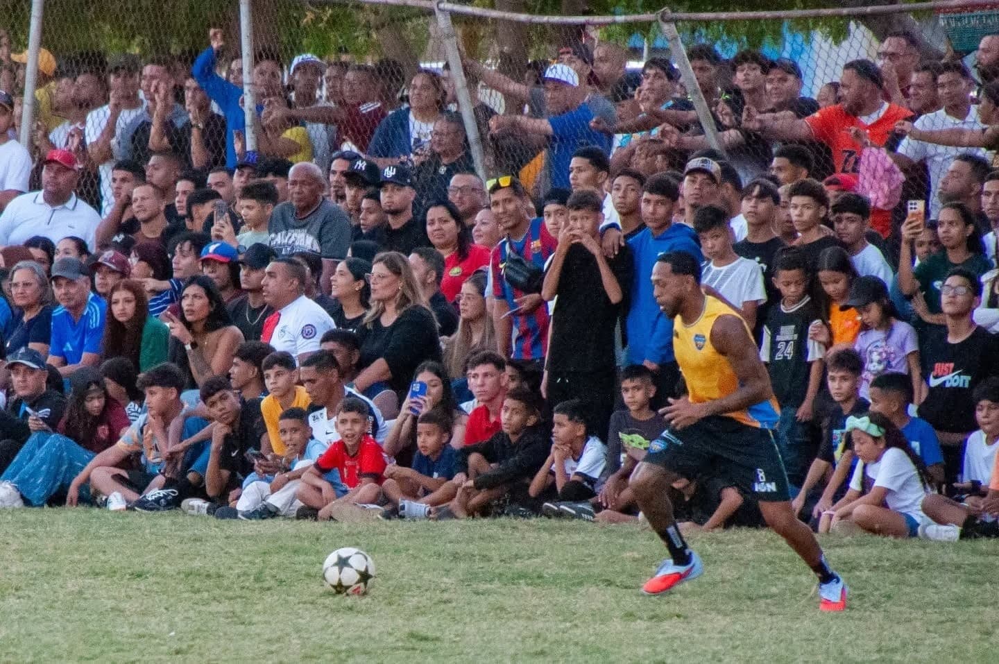Martínez jogou futebol na Venezuela com proteção no joelho
