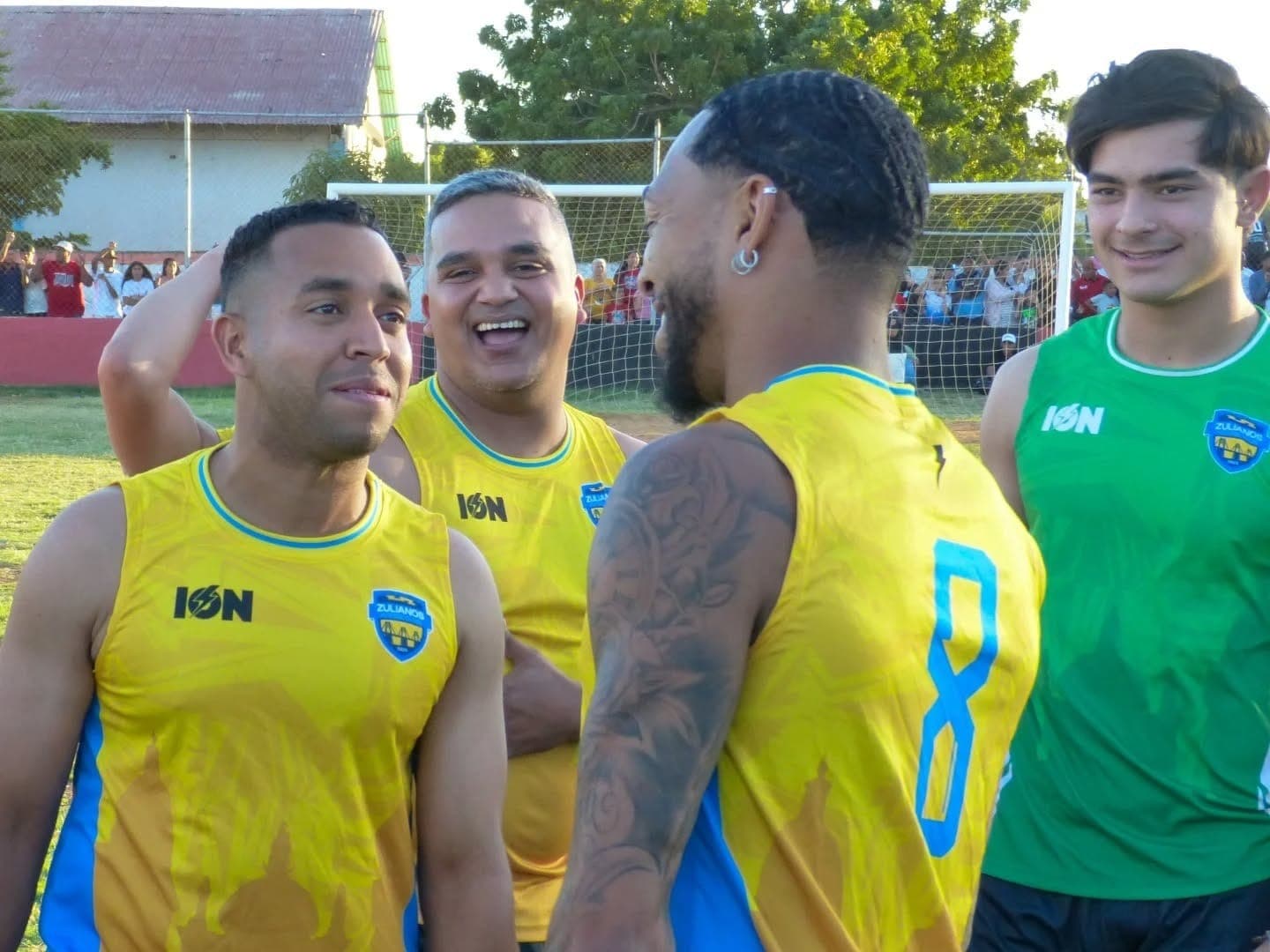 Martínez jogou futebol na Venezuela com proteção no joelho