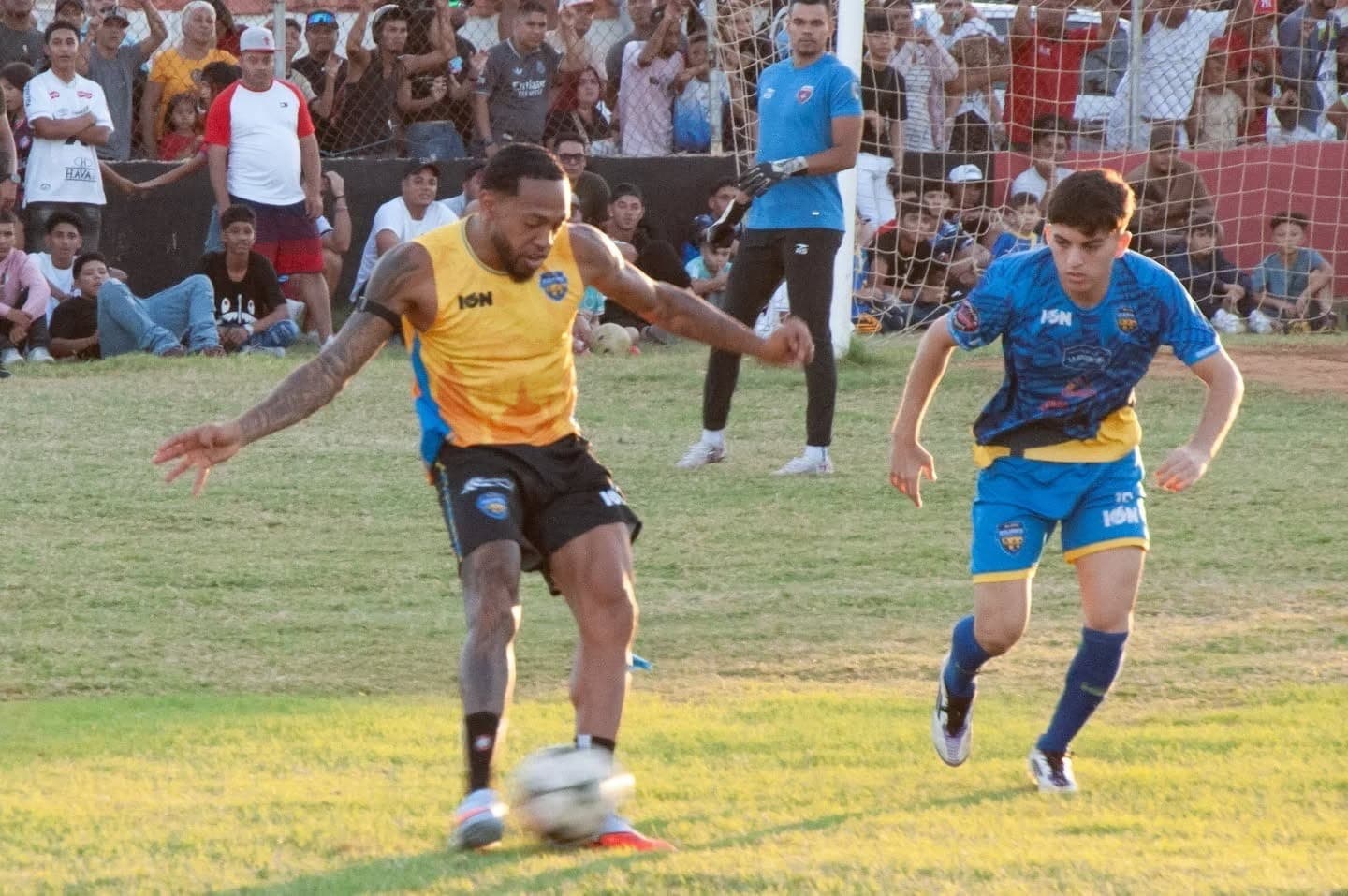 Martínez jogou futebol na Venezuela com proteção no joelho
