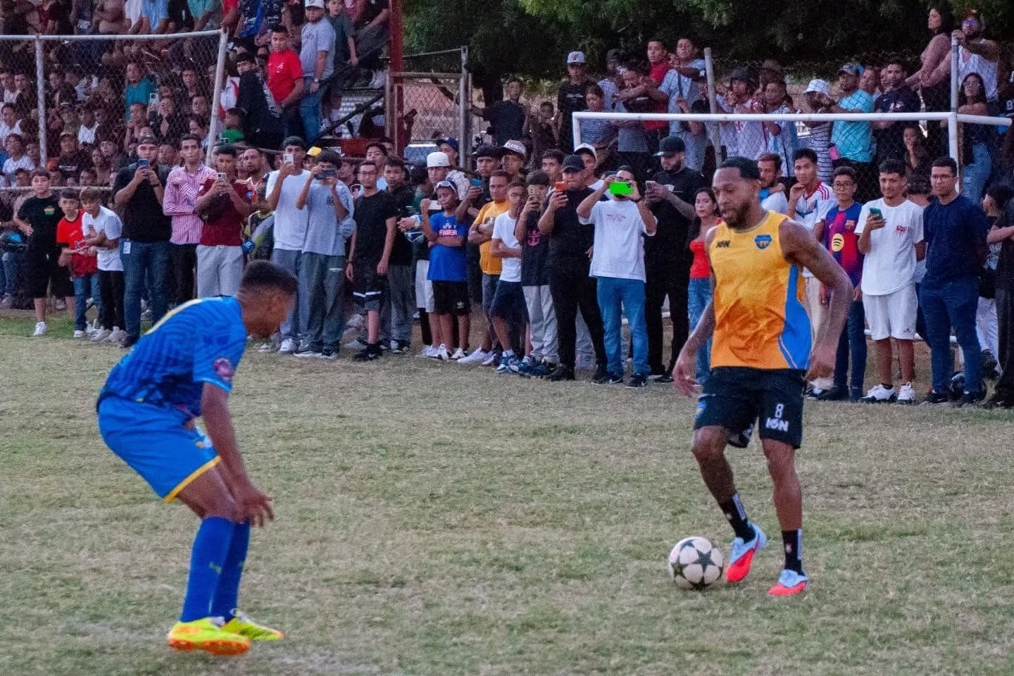 Martínez jogou futebol na Venezuela com proteção no joelho