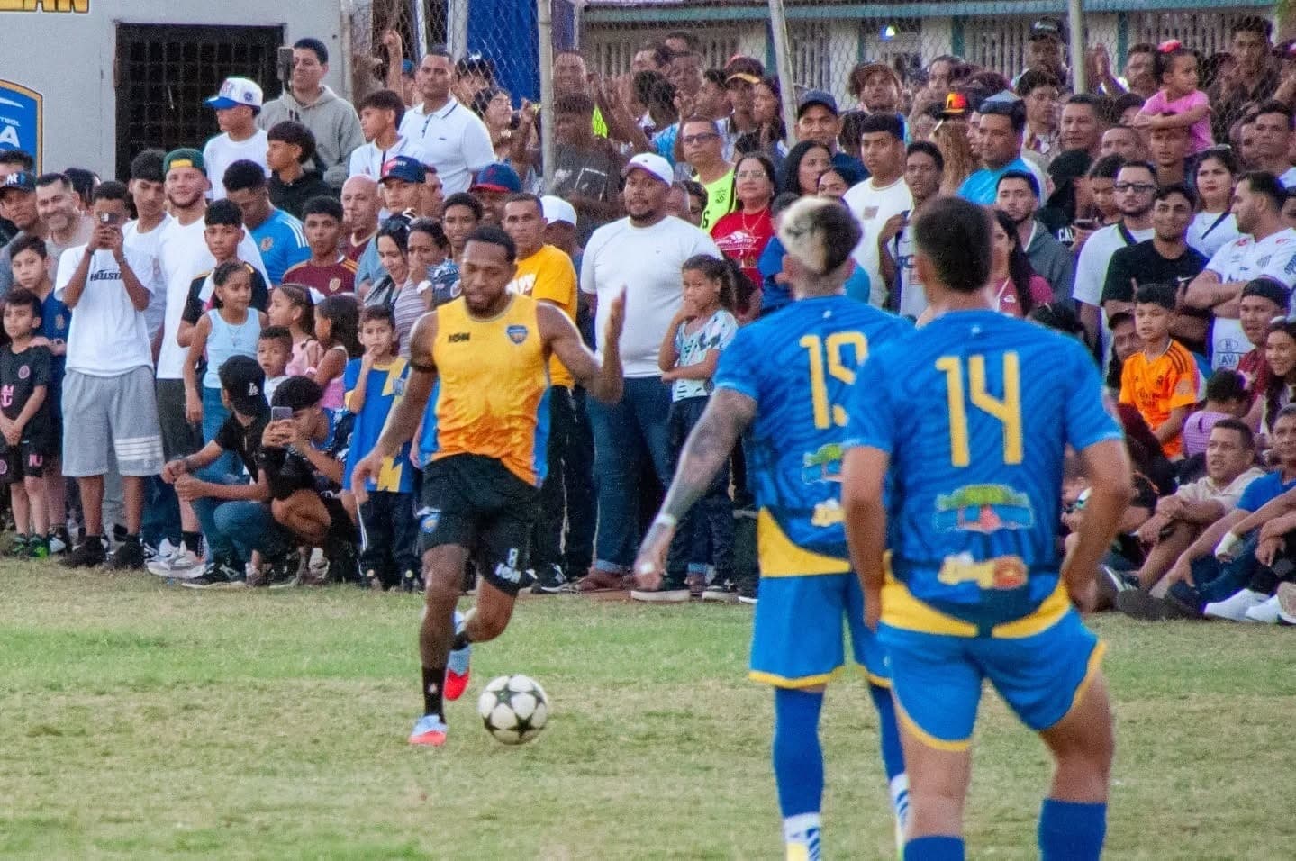 Martínez jogou futebol na Venezuela com proteção no joelho