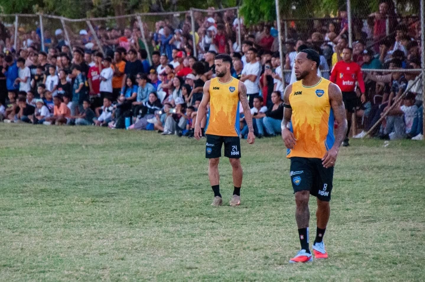 Martínez jogou futebol na Venezuela com proteção no joelho