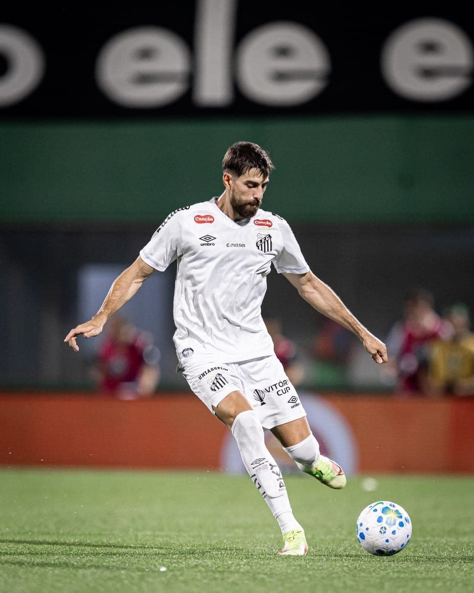 Luan Peres em ação contra a Chapecoense; zagueiro criticou o desempenho do time