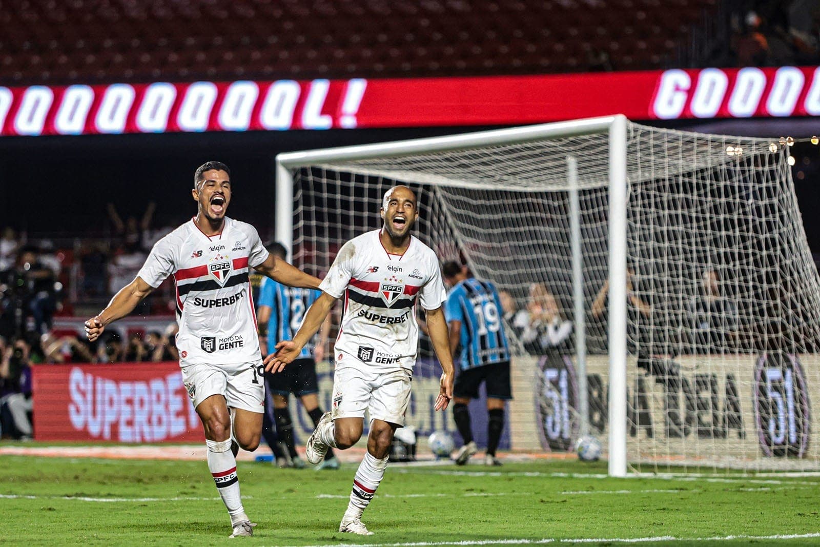 São Paulo, de Lucas Moura, assumiu a liderança do Campeonato Brasileiro com vitória sobre o Grêmio