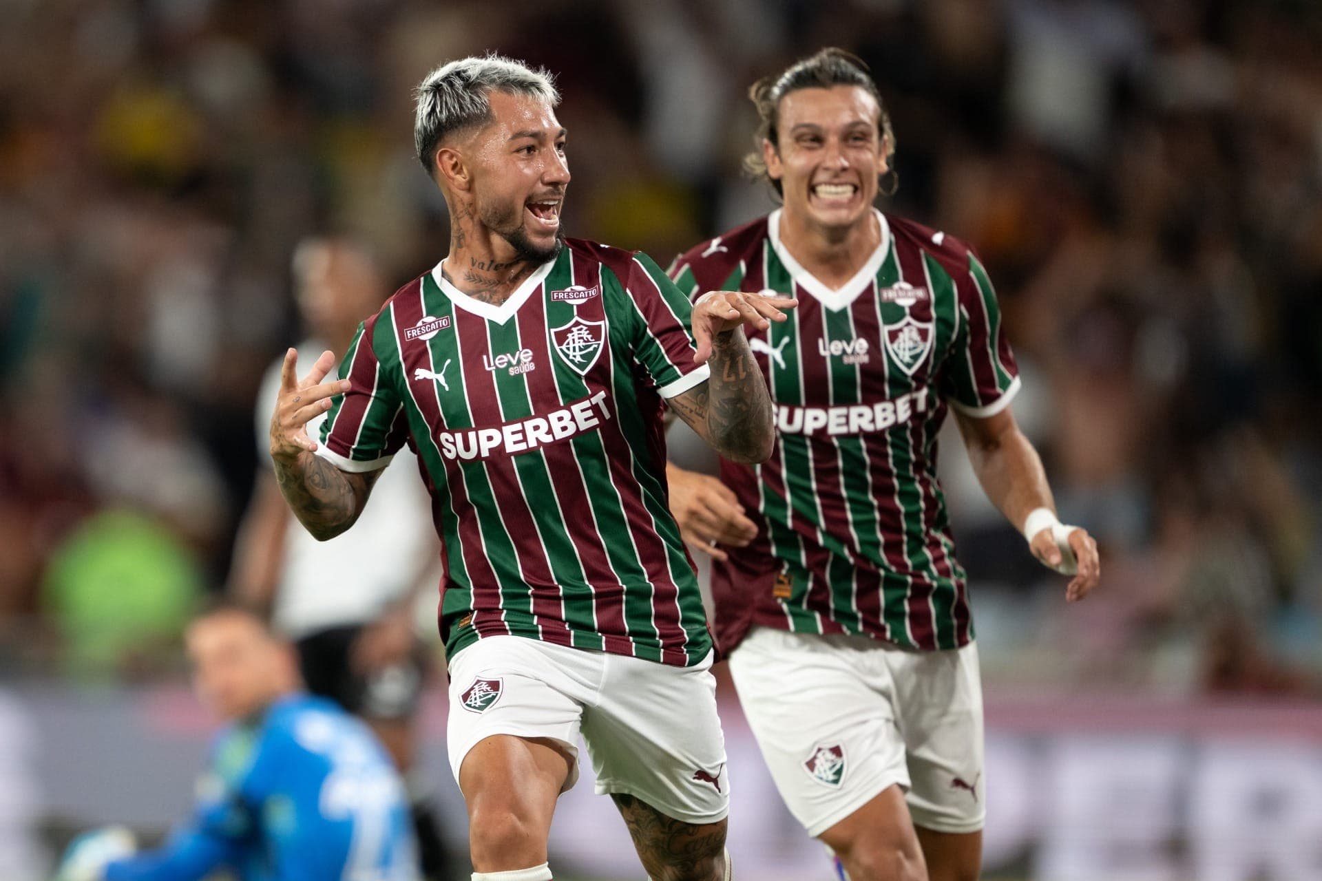 Lucho Acosta comemora seu gol com Canobbio, do Fluminense