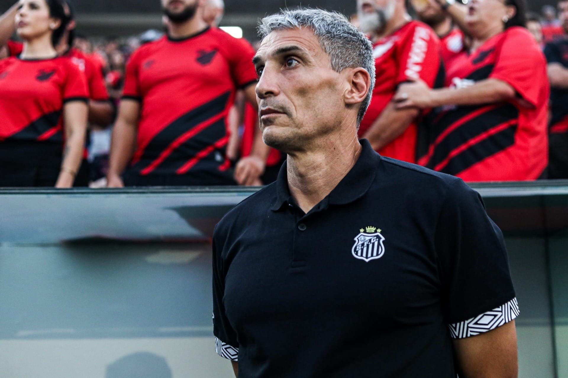 Vojvoda, técnico do Santos, durante confronto com o Athletico-PR