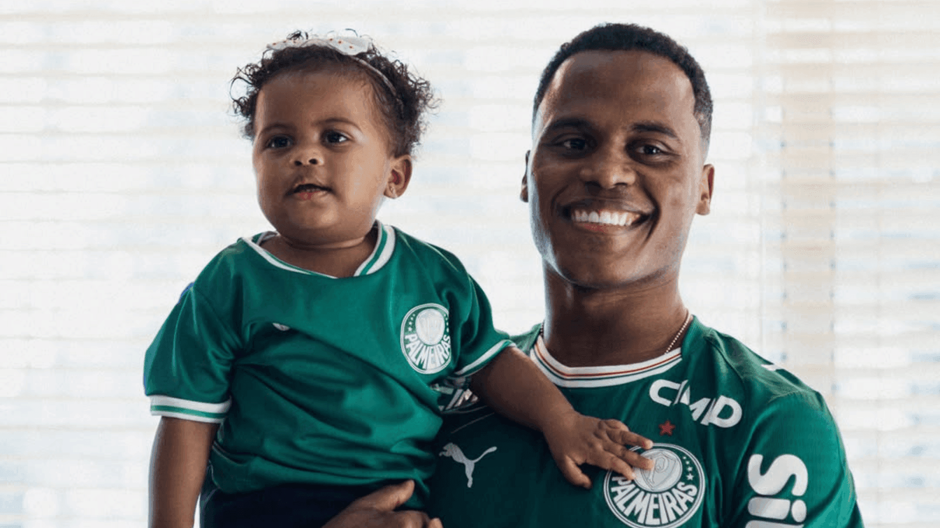 Arias e sua filha com a camisa do Palmeiras
