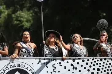 107 anos de história em um desfile gigante pelas ruas do Rio