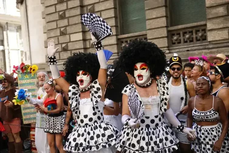 Bloco Cordão da Bola Preta no cortejo de Carnaval no centro do Rio de Janeiro
