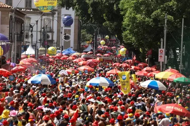 Foliões se juntam ao cortejo do bloco Cordão da Bola Preta no centro do Rio